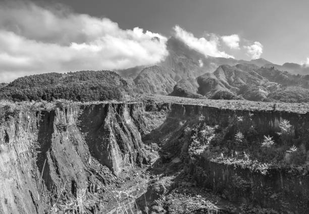 mt.merapi ausbrechenden dämpfe, java, indonesien (schwarzweiß) - mt merapi stock-fotos und bilder