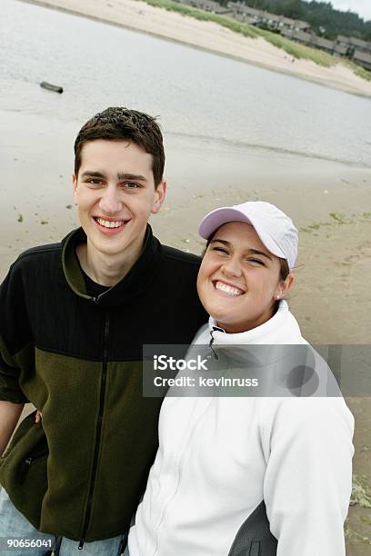 Casal Sorridente Na Praia - Fotografias de stock e mais imagens de Adulto - Adulto, Aluno da Universidade, Amor