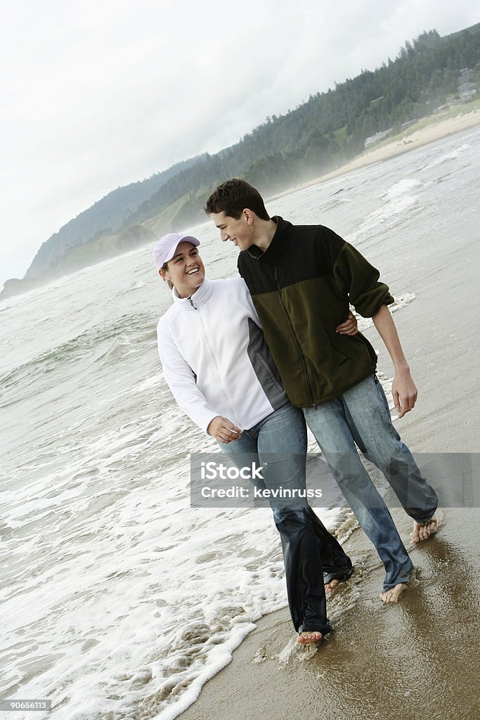 커플입니다 걷기 맨발 해변을 - 로열티 프리 걷기 스톡 사진