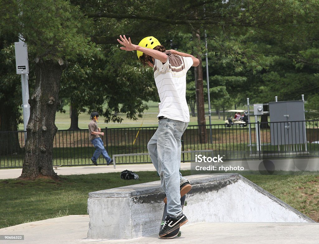 SKATEUR sautant sur le mur - Photo de Faire du skate-board libre de droits