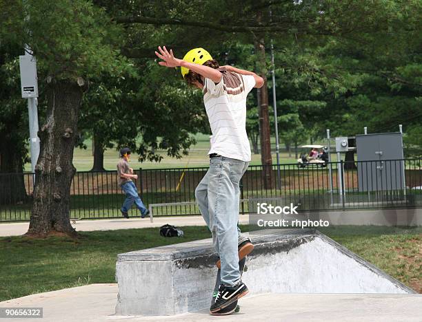 Photo libre de droit de Skateur Sautant Sur Le Mur banque d'images et plus d'images libres de droit de Faire du skate-board - Faire du skate-board, Enfant, 14-15 ans