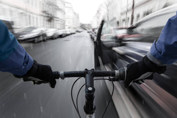 dooring de coche--ciclista bajo la lluvia en curso de colisión con la puerta del coche - 5123 fotografías e imágenes de stock