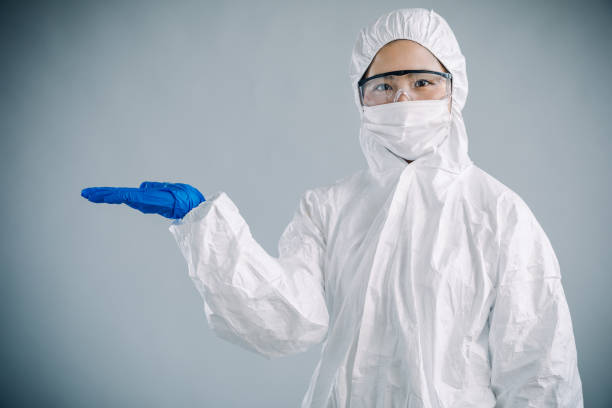 istock Asian female scientist say PLEASE, studio shot 906577998