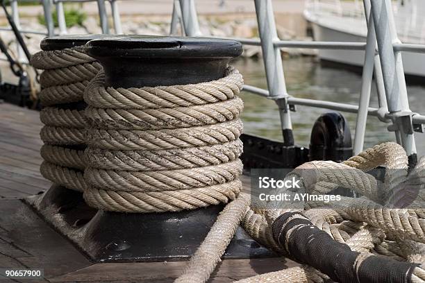 As Espirais - Fotografias de stock e mais imagens de Amarrado - Amarrado, Ancorado, Barco à Vela