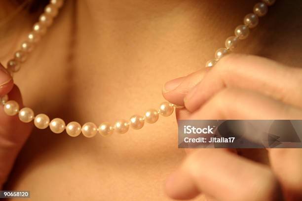 Photo libre de droit de Femme Mettant Sur Un Collier En Perles banque d'images et plus d'images libres de droit de Perle de culture - Perle de culture, Ficelle, Femmes