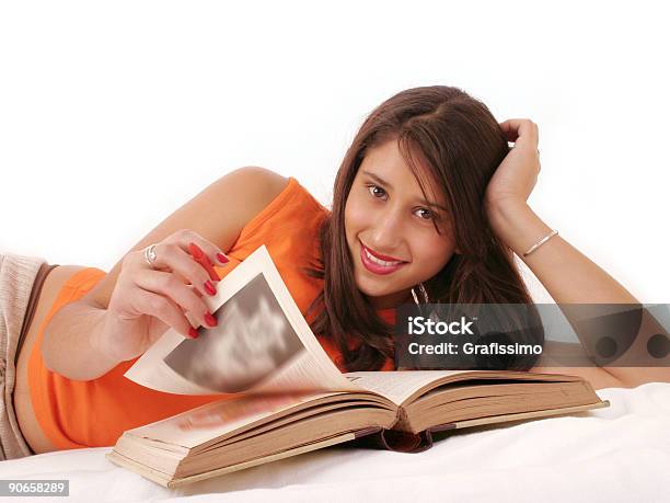 Foto de Bela Menina Lendo Um Livro e mais fotos de stock de Adolescente - Adolescente, Adulto, Aluno de Universidade