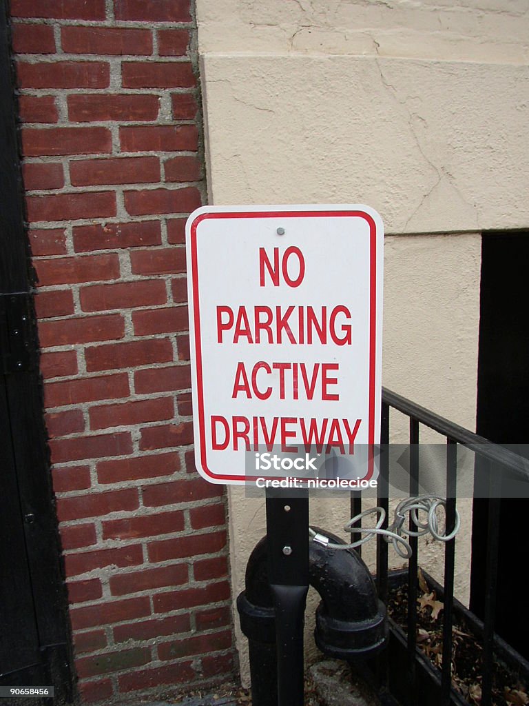 駐車場、アクティブのドライブウェイ - この先立ち入り禁止のロイヤリティフリーストックフォト