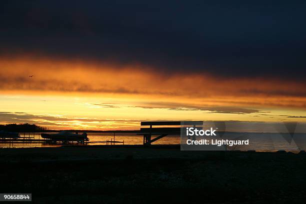 Atardecer De Banco Foto de stock y más banco de imágenes de Agua - Agua, Amarillo - Color, Anochecer