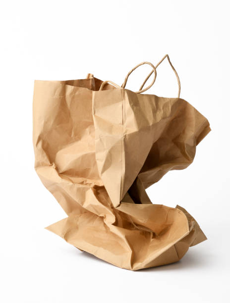 白い背景の上の粉砕の茶色ショッピング バッグの分離ショット - paper bag bag brown handle ストックフォトと画像