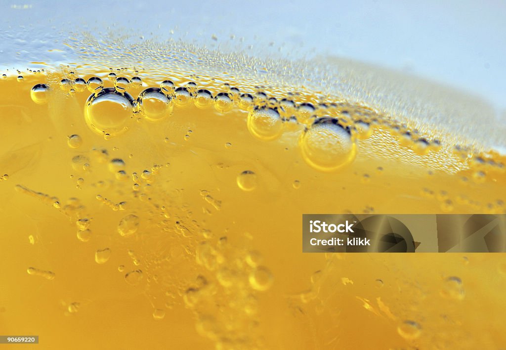 Primer plano de burbujas en un líquido amarillo - Foto de stock de Alto - Descripción física libre de derechos