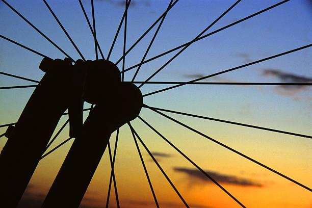 sagoma della mountain bike, tramonto cielo ruota - bicycle wheel tire spoke foto e immagini stock