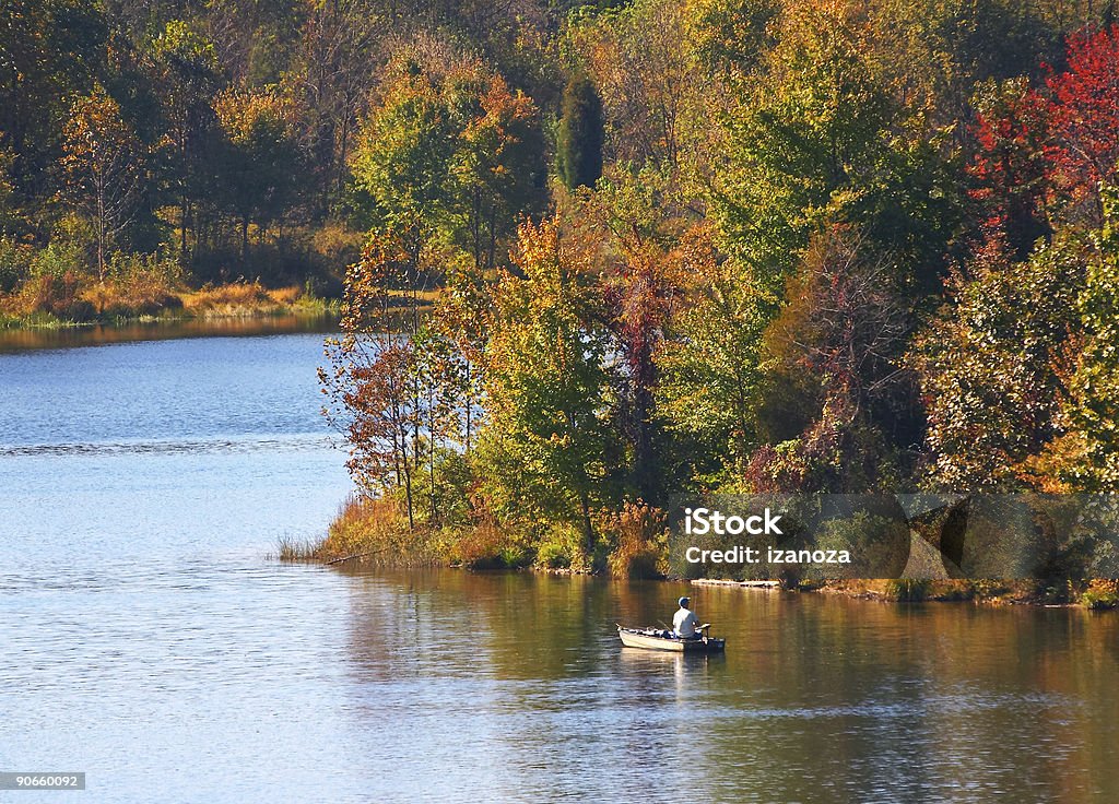Jezioro w jesienią - Zbiór zdjęć royalty-free (Czarny kolor)