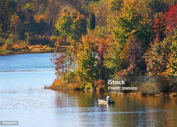 Jezioro W Jesienią - zdjęcia stockowe i więcej obrazów Czarny kolor - Czarny kolor, Czerwony, Dorosły