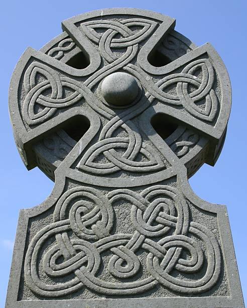 кельтский крест по кладбищу - celtic culture tied knot northern ireland cross стоковые фото и изображения