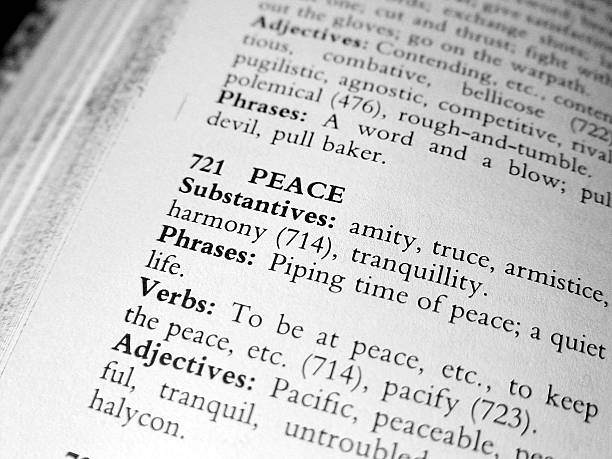 palavra de paz, preto e branco - thesaurus dictionary tranquil scene single word imagens e fotografias de stock