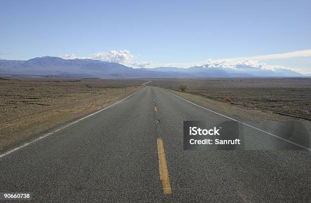 Estrada Menos Percorrida - Fotografias de stock e mais imagens de Aberto - Aberto, Amarelo, Ao Ar Livre