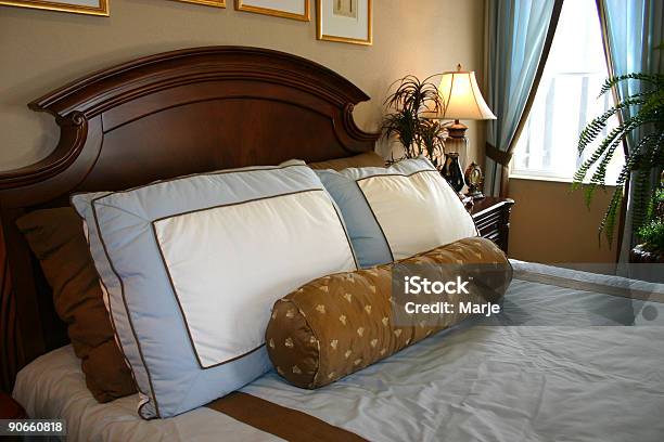 Кровать С Бархатными Подушками — стоковые фотографии и другие картинки Без людей - Без людей, В помещении, Горизонтальный