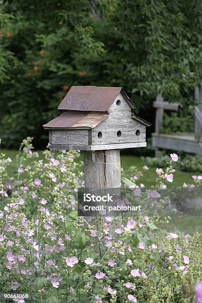 Vogelhaus Mit Blumen Stockfoto und mehr Bilder von Alt - Alt, Altertümlich, Baum