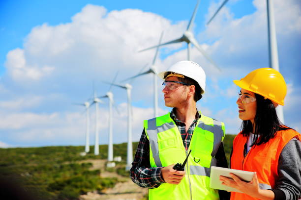 os moinhos de vento e trabalhadores - wind power wind turbine safety technology - fotografias e filmes do acervo