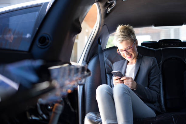 istock Businesswoman texting and smiling 906612610