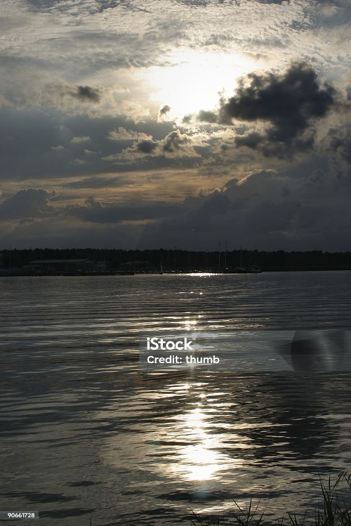 Reflet de soleil sur la rivière - Photo de Aube libre de droits