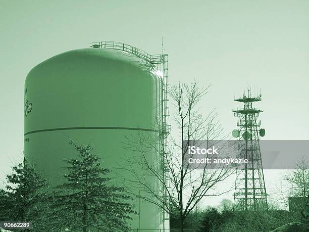 Photo libre de droit de Vert Tank Et Tower banque d'images et plus d'images libres de droit de Arbre - Arbre, Communication, Communication globale