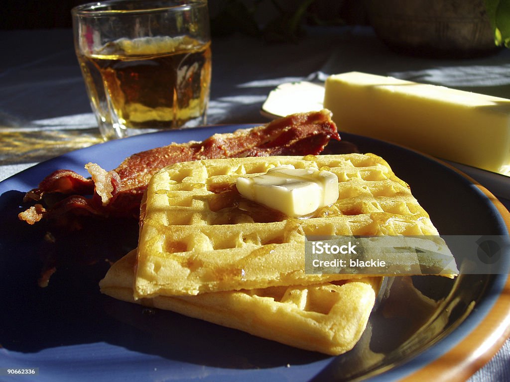 Prima colazione-cialde, succo di mela e pancetta - Foto stock royalty-free di Alimentazione non salutare