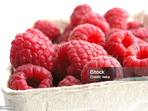 Frambuesa Foto de stock y más banco de imágenes de Aire libre - Aire libre, Aislado, Alimento