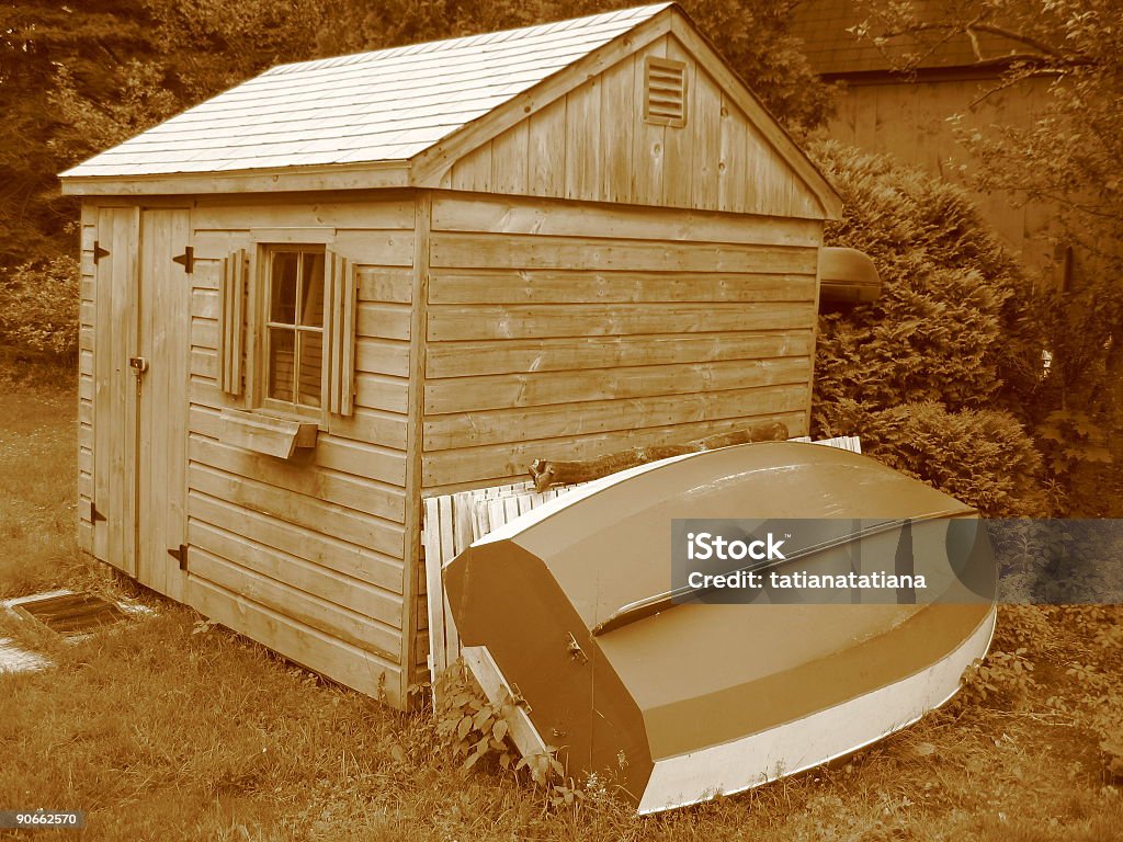 Toolshed con barco de remos - Foto de stock de Abandonado libre de derechos