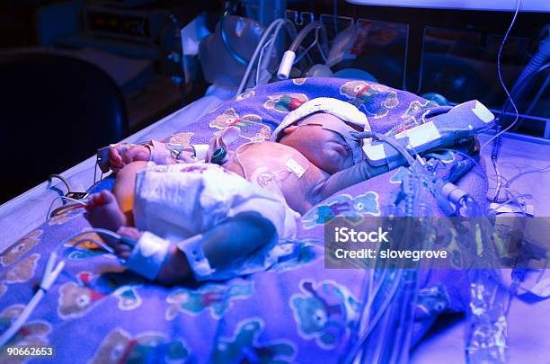 Недоношенный Ребенок — стоковые фотографии и другие картинки Забота - Забота, Новорождённый, Усилие