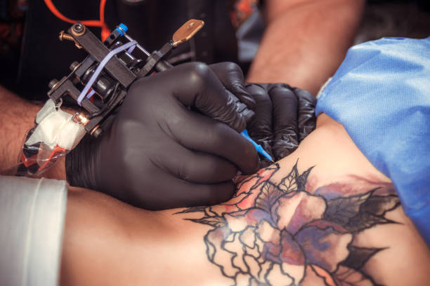 istock Tattooist makes cool tattoo in the salon 906627346