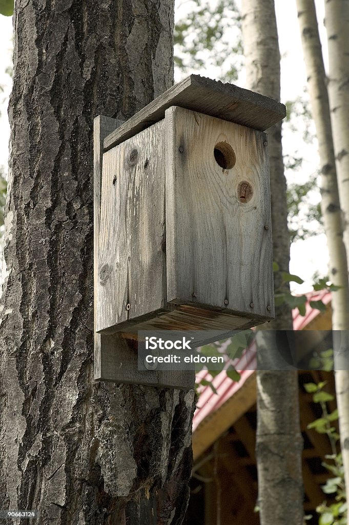 Gris Cabane à oiseaux - Photo de Arbre libre de droits