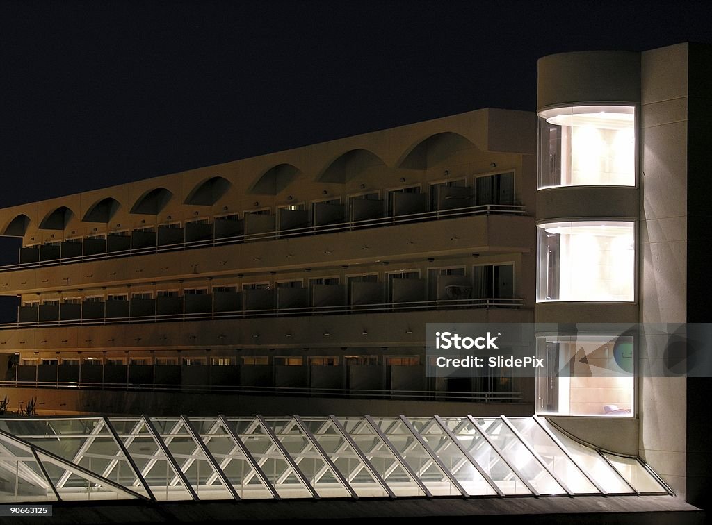 Illuminato Hotel - Foto stock royalty-free di Aiuola