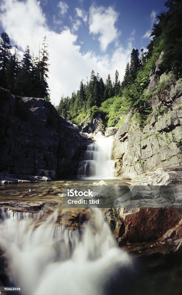 Pinhole cascada - Foto de stock de Acantilado libre de derechos