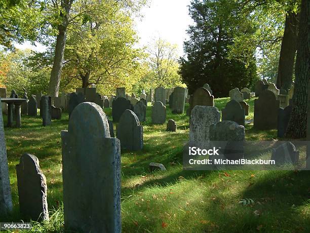 Foto de Lugareseua A Nova Inglaterra O Cemitério2 e mais fotos de stock de Funeral - Funeral, Cripta, Antigo