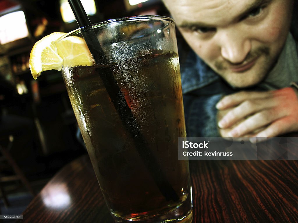 남자 루킹 자신의 레몬 아이스티 제공 - 로열티 프리 가까운 스톡 사진