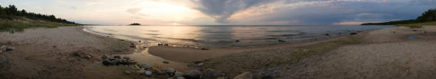 panorama: praia ao pôr do sol - lake michigan sun sunlight nature imagens e fotografias de stock