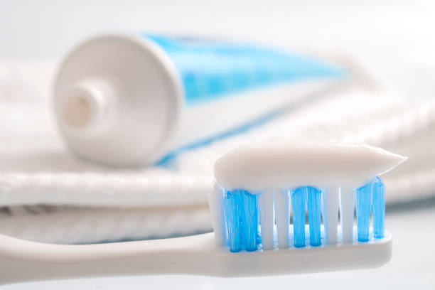 concetto di igiene orale e dentale - toothpaste glue blue white foto e immagini stock