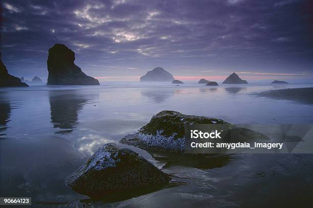 Beach Twilight Ocean Felsformationen Stockfoto und mehr Bilder von Abenddämmerung - Abenddämmerung, Bandon, Bedeckter Himmel