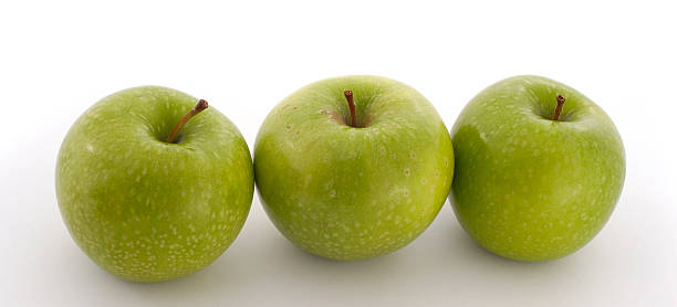 trzy zielone jabłka - three objects three people three animals apple zdjęcia i obrazy z banku zdjęć