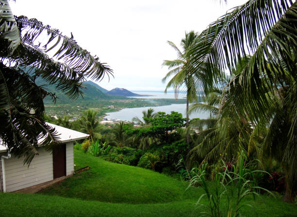 vue de rabaul et de port simpson de volcano observatory lookout, papouasie nouvelle guinée - guinée photos et images de collection