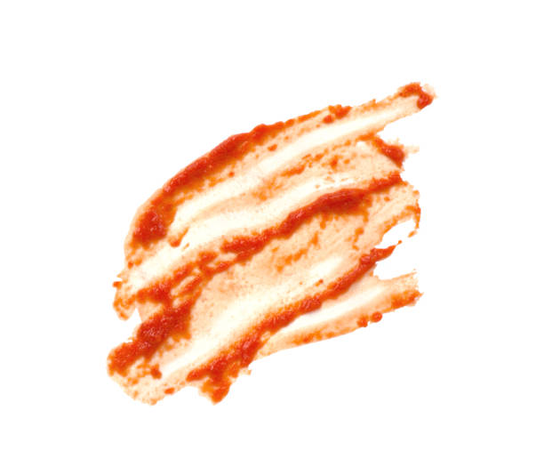 sauce tomate isolé sur fond blanc - taché photos et images de collection