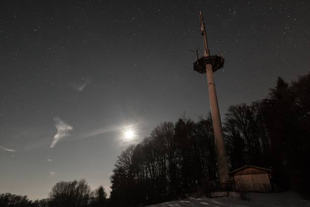 radio mast in liebersberg near grafenau in a full moon winter night, bavarian forest, germany - full moon audio imagens e fotografias de stock