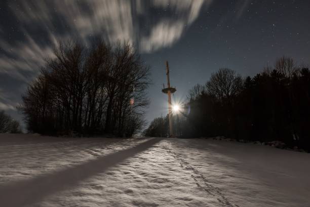 mât de radio à liebersberg près de grafenau dans une pleine lune nuit d’hiver, forêt de bavière, allemagne - full moon audio photos et images de collection