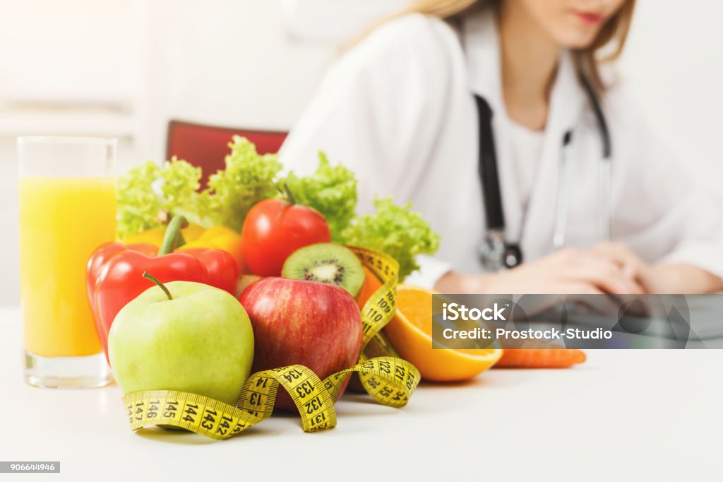 測定テープとフルーツ栄養士デスク - 健康的な食事のロイヤリティフリーストックフォト