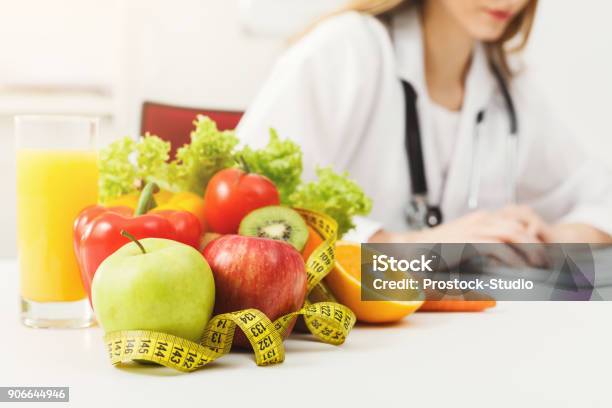 測定テープとフルーツ栄養士デスク - 健康的な食事のストックフォトや画像を多数ご用意 - 健康的な食事, 栄養士, ダイエット