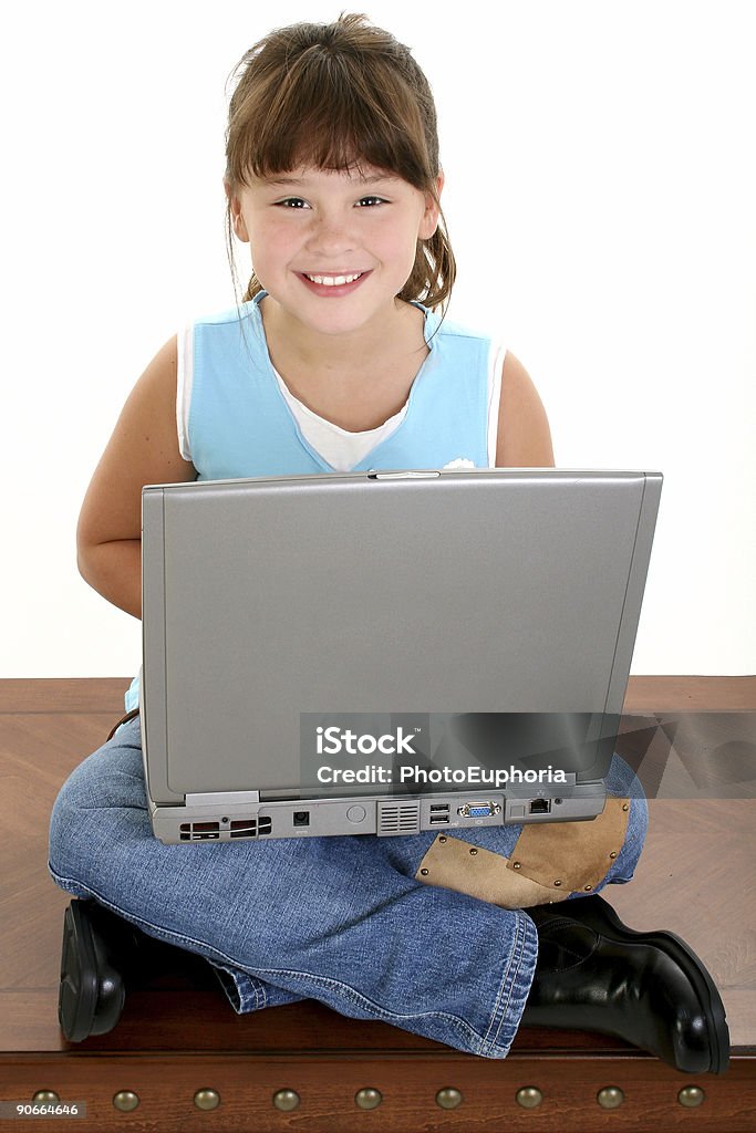 Красивая Маленькая девочка, работает на ноутбуке - Стоковые фото Беспроводная технология роялти-фри