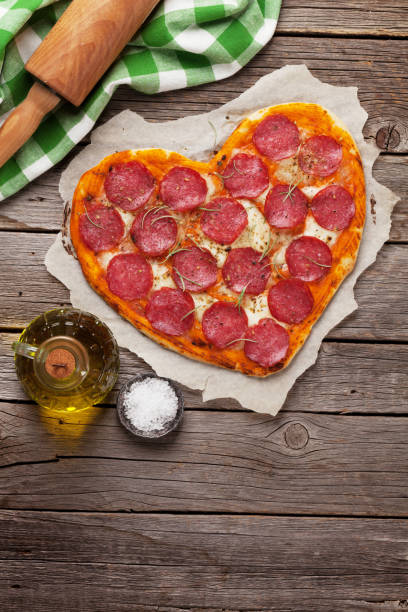 corazón en forma de pizza - sausage shaped fotografías e imágenes de stock