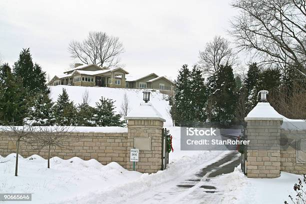 ゲーティング冬ハウス 2 - 邸宅のストックフォトや画像を多数ご用意 - 邸宅, 雪, れんが造りの家