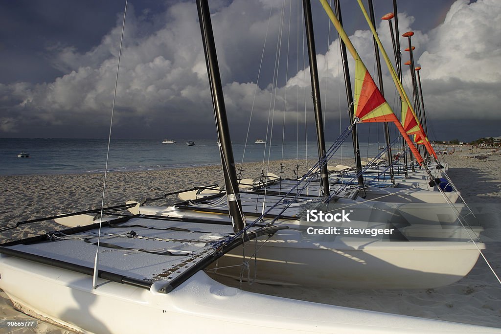 Catamarano sulla spiaggia - Foto stock royalty-free di Acqua